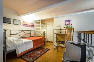 1 dormitorio con 1 cama y TV. en Hotel Collodi Firenze, en Florencia