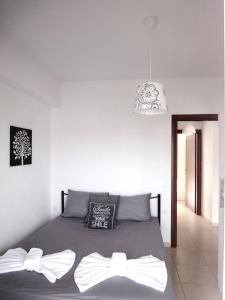 מיטה או מיטות בחדר ב-Polychrono Nikos Apartment