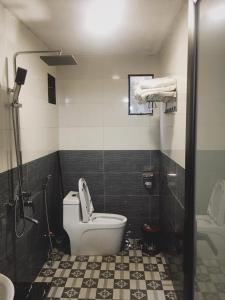Et badeværelse på Bách Xanh House. Nhà Gác Lửng