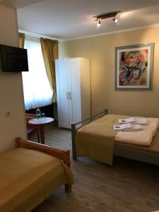 Ein Bett oder Betten in einem Zimmer der Unterkunft Hotel Alt Montjoie