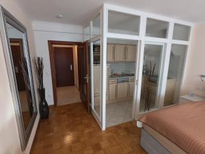 ein Schlafzimmer mit weißen Schränken und einem Bett in einem Zimmer in der Unterkunft Bonsai-Apartment III An der Hufeland Therme in Bad Pyrmont