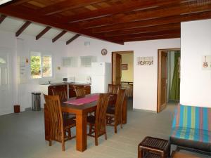ein Esszimmer und eine Küche mit Tisch und Stühlen in der Unterkunft Coco D'Iles in Terre-de-Bas