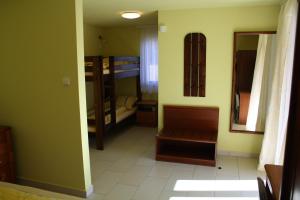 Pokój z zielonymi ścianami i pokój z sypialnią w obiekcie Penzion Kaminek w mieście Nové Hrady