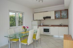 Virtuvė arba virtuvėlė apgyvendinimo įstaigoje Apartment Lucy