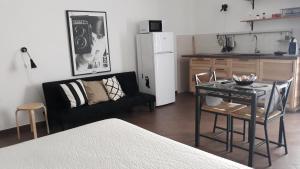 パレルモにあるPirtuso Del Portoのリビングルーム(黒いソファ、テーブル、椅子付)