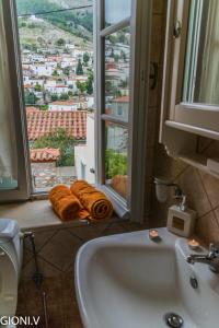 Kamar mandi di Angeliko's Vourgaris stone house