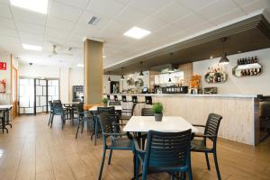 restauracja ze stołami i krzesłami oraz barem w obiekcie Hotel El Cid w mieście Morella +37 zdjęć