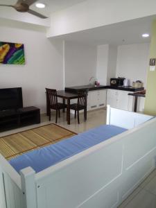 Sala de estar con cama y mesa en D'Perdana Apartment 2 en Kota Bharu