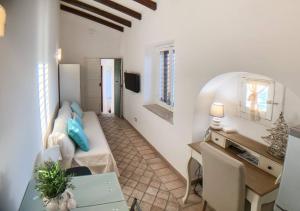 a living room with a couch and a table at Casa Sveva in Siracusa