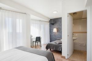 Łóżko lub łóżka w pokoju w obiekcie Hotel El Cid