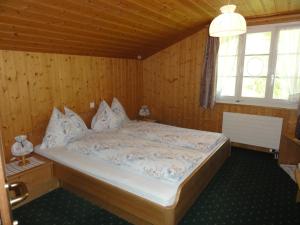 Ένα ή περισσότερα κρεβάτια σε δωμάτιο στο Hotel Blümlisalp