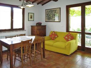 a living room with a yellow couch and a table at Agriturismo La Mela in Collevalenza
