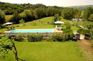 a large yard with a swimming pool in a field at Agriturismo La Mela in Collevalenza