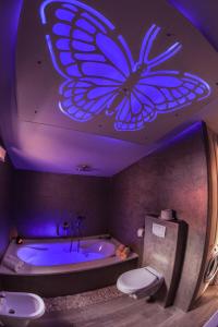 d'une salle de bains avec une grande lumière de papillon bleu au plafond. dans l'établissement Alba apartment with swimming pool, à Kanfanar