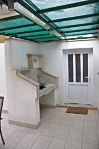Kuchyň nebo kuchyňský kout v ubytování Apartment La Perla A2 BOL-CENTER