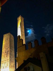 Galeriebild der Unterkunft Asinelli Panoramic Rooftop, In front of the Two Towers in Bologna