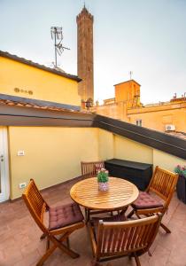 Ein Balkon oder eine Terrasse in der Unterkunft Asinelli Panoramic Rooftop, In front of the Two Towers
