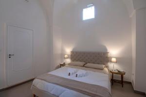 1 dormitorio con 1 cama con 2 almohadas en Piccola dimora Don Giovanni en Campi Salentina