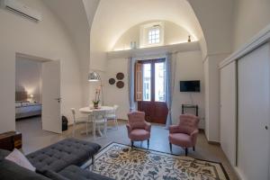 sala de estar con sofá, sillas y mesa en Piccola dimora Don Giovanni en Campi Salentina