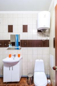 オムスクにあるКомфортのバスルーム(トイレ、洗面台付)