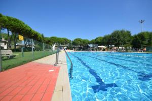 ビビオーネにあるVillaggio Olimpiaの青い水の大型スイミングプール