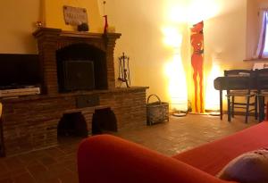 sala de estar con chimenea de ladrillo y TV en La Corte del Fumetto, en Lucca