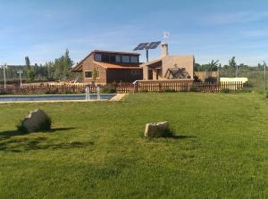 ein Haus auf einem Feld mit einem Hof mit einem Haus in der Unterkunft Casa Rural Mentesana in Villanueva de la Fuente