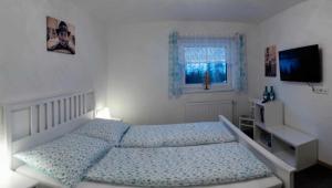 カルス・アム・グロースグロックナーにあるKalser Eckのベッドルーム(ベッド1台、テレビ、窓付)