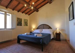 A bed or beds in a room at Appartamento Benozzo