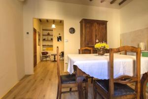 A seating area at Appartamento Benozzo