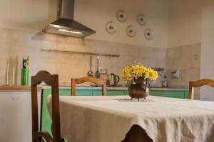 A kitchen or kitchenette at Appartamento Benozzo