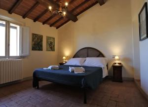 A bed or beds in a room at Appartamento Benozzo