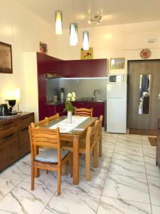パペーテにあるEry apartment - Papeete downtown - 2 bedrooms - AC - WiFi - 6 persのキッチン(ダイニングルームテーブル、椅子付) +14枚の写真