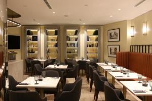 - une salle à manger avec des tables et des chaises dans l'établissement Akvarel Hotel, à Moscou