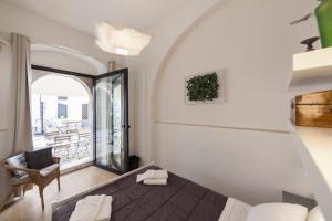 シラクーサにあるCasa sul Cortile in Ortigiaのベッドルーム(ベッド1台、窓付)
