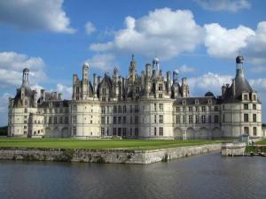 um grande castelo sentado em cima de uma massa de água em Jodelle em La Riche