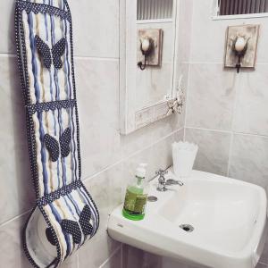 Et badeværelse på Suítes Ambiente Familiar -Prox do Thermas