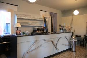 a kitchen with a bar with a counter top at Le Valli in Pellestrina