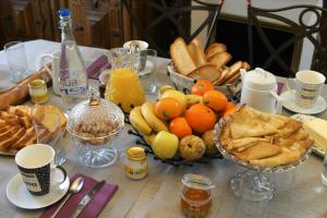 una mesa con un montón de comida y fruta en ella en Terre d'espérance, en Saint-Aignan