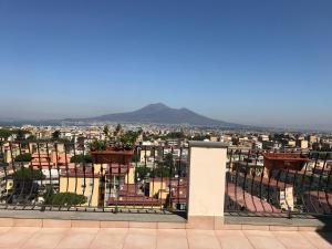 - un balcon offrant une vue sur la ville dans l'établissement B&b La Magnolia, à Castellammare di Stabia