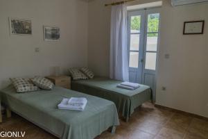 Tempat tidur dalam kamar di Angeliko's Vourgaris stone house