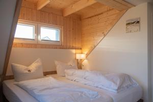 Postel nebo postele na pokoji v ubytování Heeren's Hotel Garni