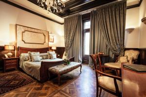 Un pat sau paturi într-o cameră la Scala Boutique-Hotel