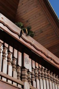 Un uccello seduto sul tetto di una casa di Apartma Lipa a Mojstrana