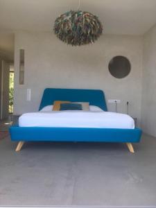 Cama en habitación con marco azul en CASA DOS MARES, en Tarifa