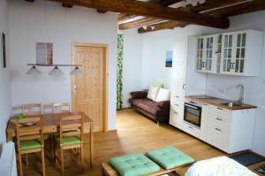 a kitchen and living room with a table and a kitchen and a dining room at Ferienwohnung Oma Else in Offenheim