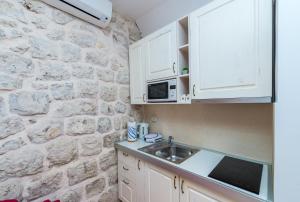 Kuhinja ili čajna kuhinja u objektu Historical Old town apartments