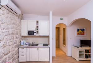 Kuhinja ili čajna kuhinja u objektu Historical Old town apartments