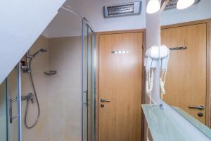 Kupaonica u objektu Historical Old town apartments