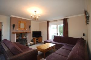 sala de estar con sofá y mesa en The East Wing at Rufford Park Lodge, Hot Tub Retreat, en Edwinstowe